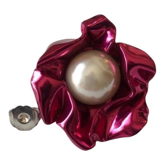 Sterling King Titania Imitation SwirlShaped Pearl And Silver Alloy Stud Earrings - Picture 8 of 16